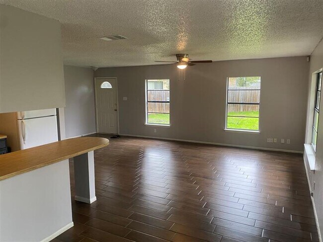 Foto del edificio - 7920 Falcon Ridge Dr