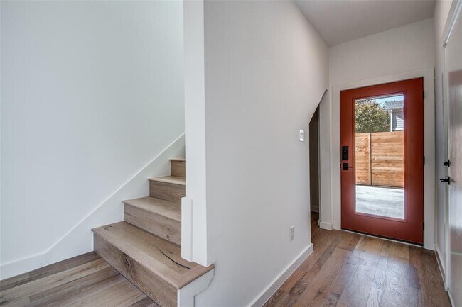 Foto del edificio - 2118 N Carroll Ave