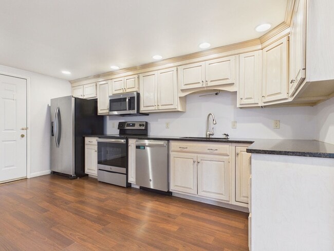 Building Photo - 221 N Spring St