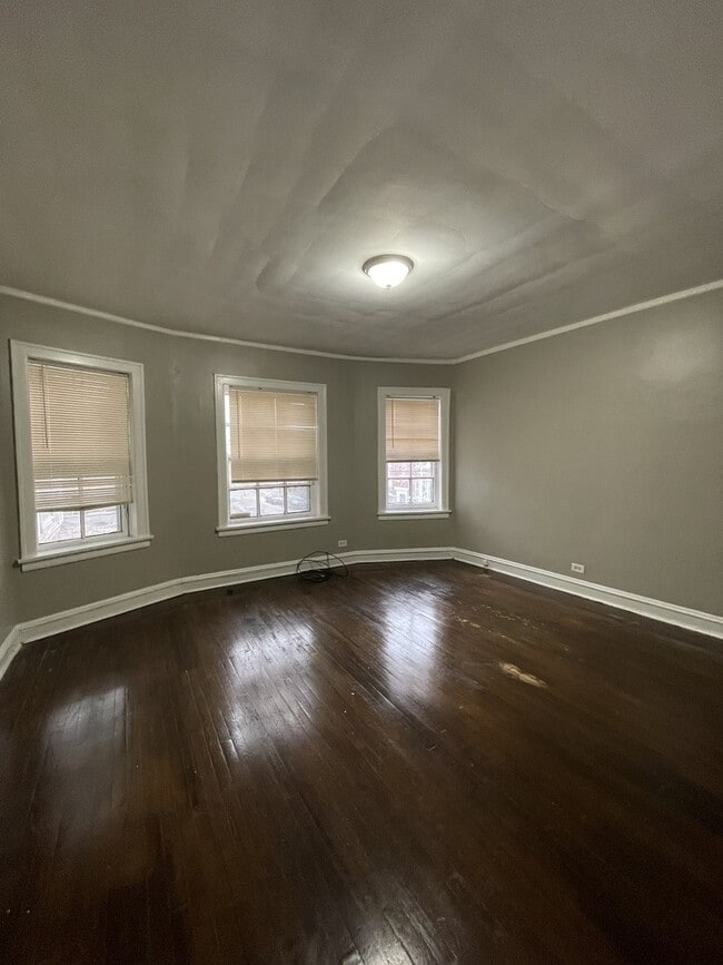 Building Photo - 1020 W 68th St