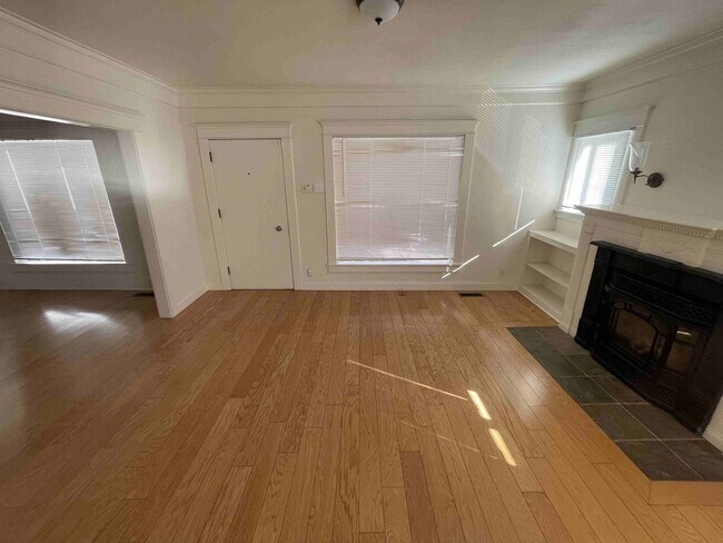 Foto del edificio - UNIQUE SHERMAN OAKS PROPERTY WITH ALL UTILITIES INCLUDED!