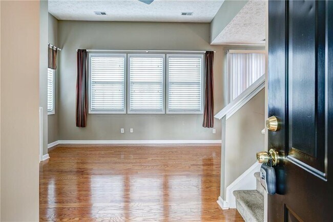 Foto del edificio - 709 Bedford Ct