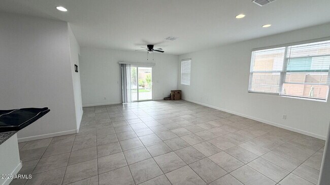 Foto del edificio - 40145 W Hillman Dr