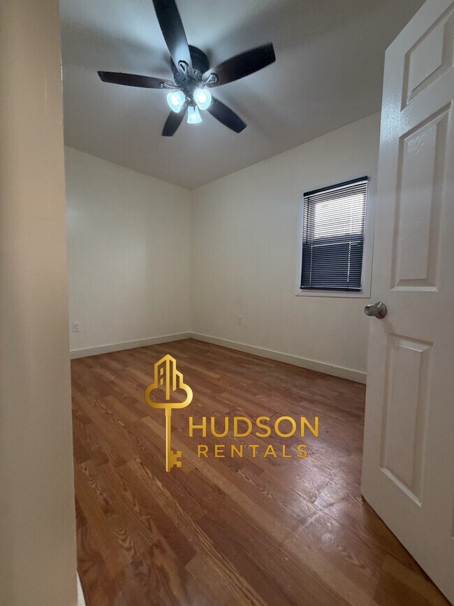 Foto del edificio - 137 Bostwick Ave