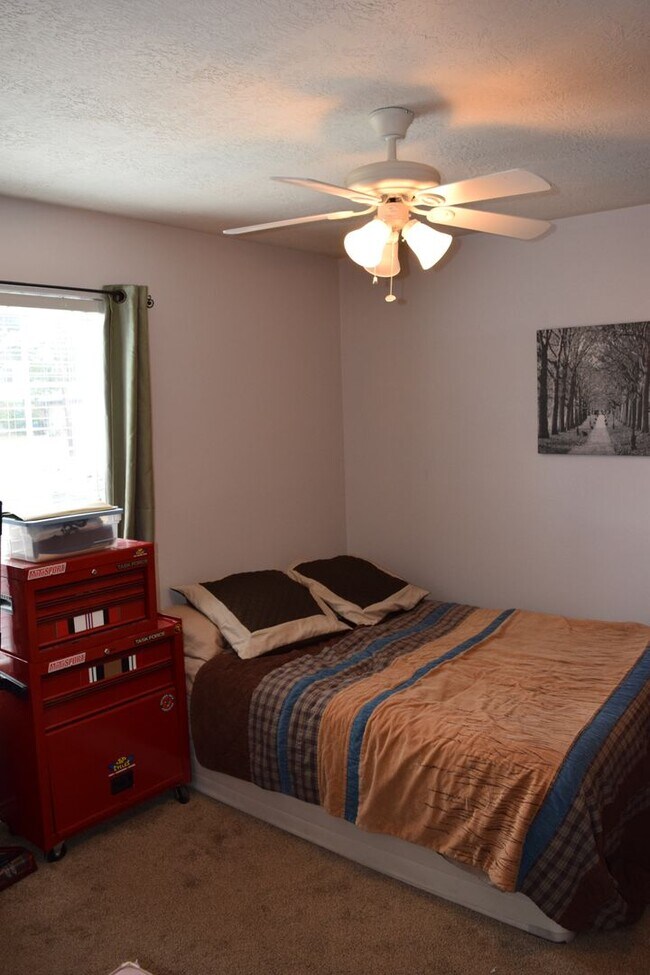 Foto del edificio - AUG PRE-LEASE! 3 Bed/3 Bath Duplex with Huge Backyard!