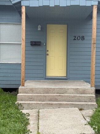 Building Photo - 208 E Sabine St