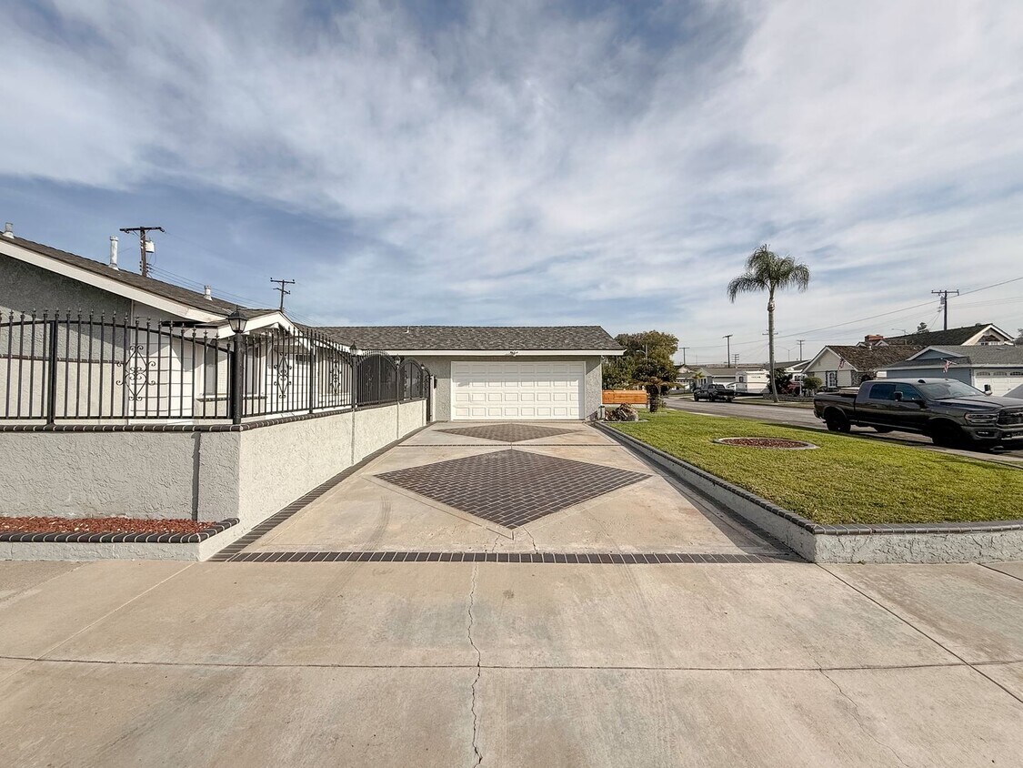CORNER LOT POOL HOME | JUST REMODELED 4 BEDROOM | FOR RENT IN WEST GARDEN GROVE - CORNER LOT POOL HOME | JUST REMODELED 4 BEDROOM | FOR RENT IN WEST GARDEN GROVE