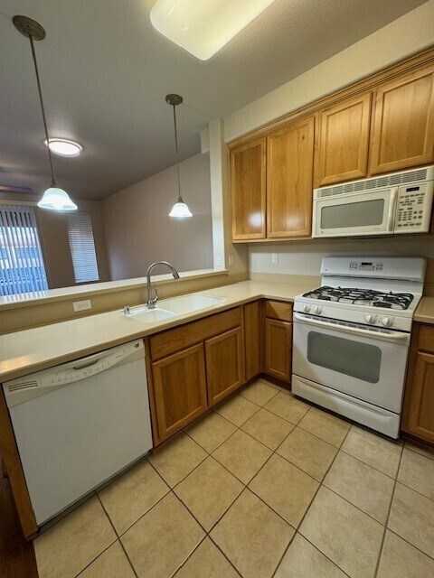 Building Photo - Charming 1 bedroom - 1 bathroom multi-level condominium in Sacramento