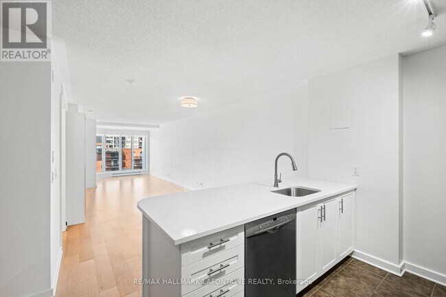 Building Photo - 138-1138 Somerset St W