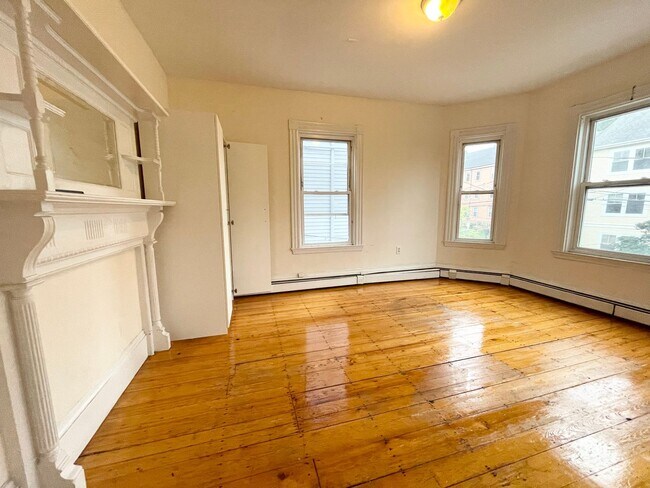 Foto del edificio - 4 Bedroom 6 min Walk from the Green Line