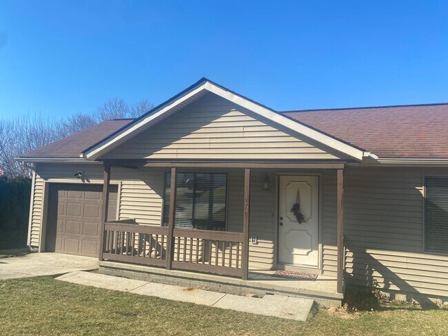 Building Photo - One level Home - 3 Bedroom w/ Garage- Available 08/05!