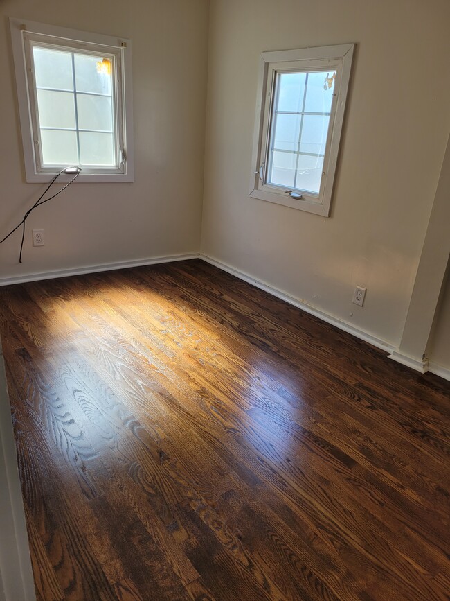 Living room - 402 E 18th St