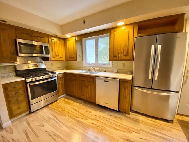 4 Bedroom Home in Burlington VT Available 1/1/26! - 4 Bedroom Home in Burlington VT Available 1/1/26!