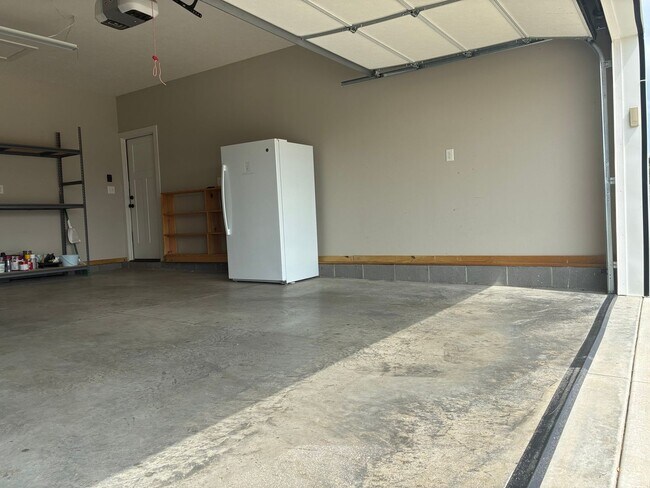 Building Photo - LIKE NEW and Ready for YOU!!