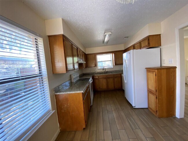 Foto del edificio - Coming Soon 3 bed 2 bath w/2 car garage