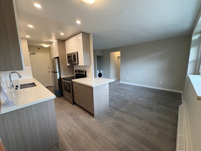 Building Photo - 150 Colborne Av