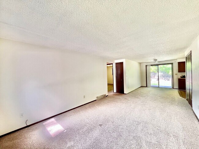Foto del edificio - 2 Bedroom, 1 Bath Ranch Duplex, with attached 1 Car Garage in Loveland, CO