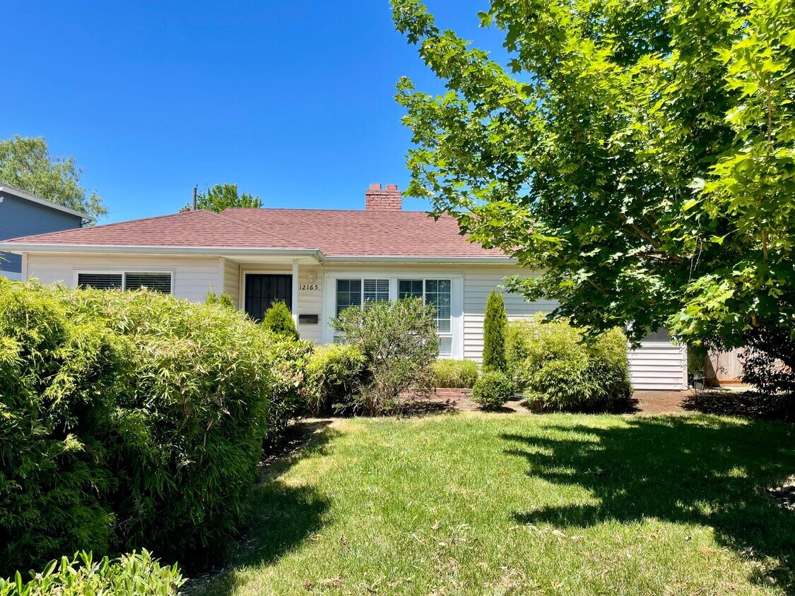 Primary Photo - Charming 3 Bed 1 Bath House Cedar Hills - ...