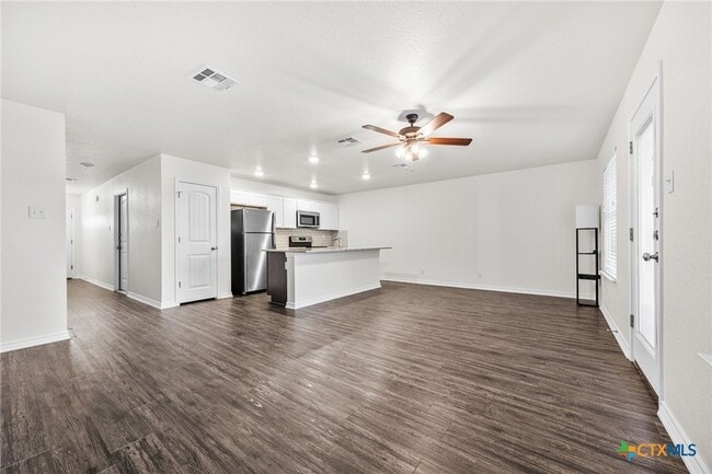 Building Photo - 909 E Mary Jane Dr