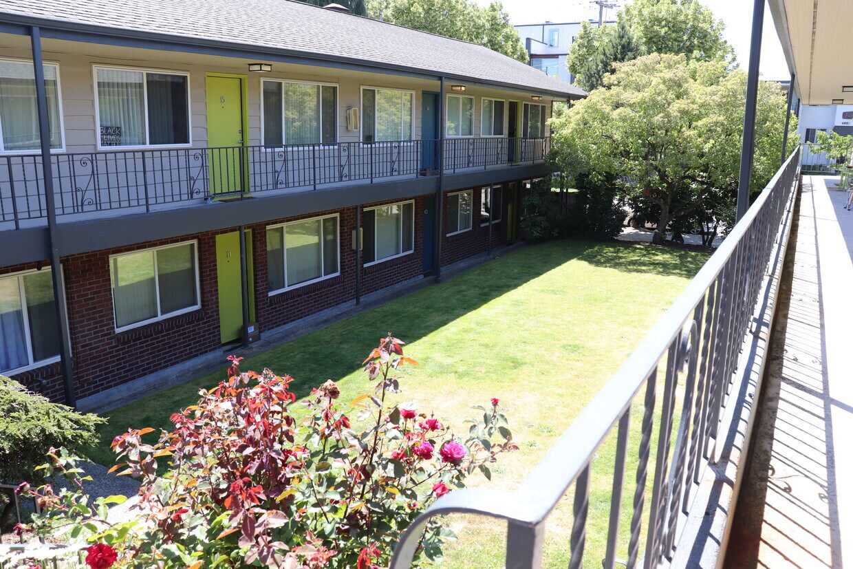 Foto principal - 4028 California Ave SW