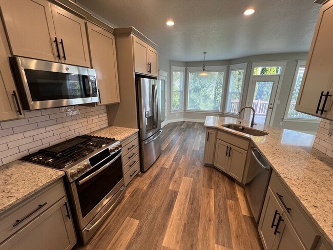 Building Photo - Large Three Bedroom Home in West Salem with Office and Den!