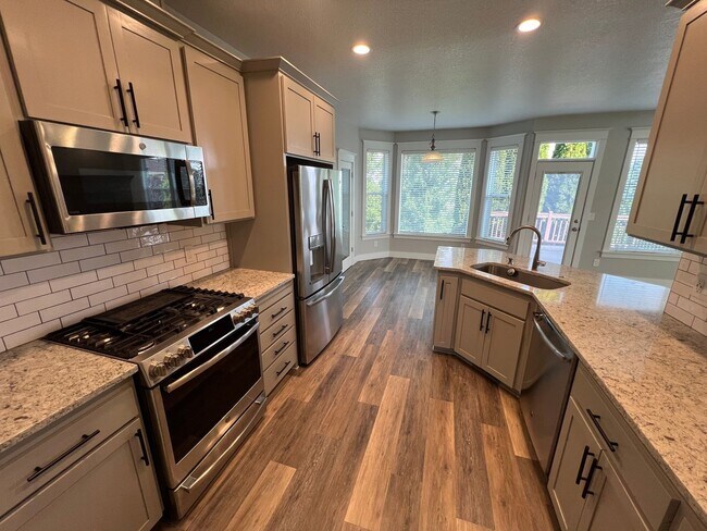 Foto del edificio - Large Three Bedroom Home in West Salem with Office and Den!