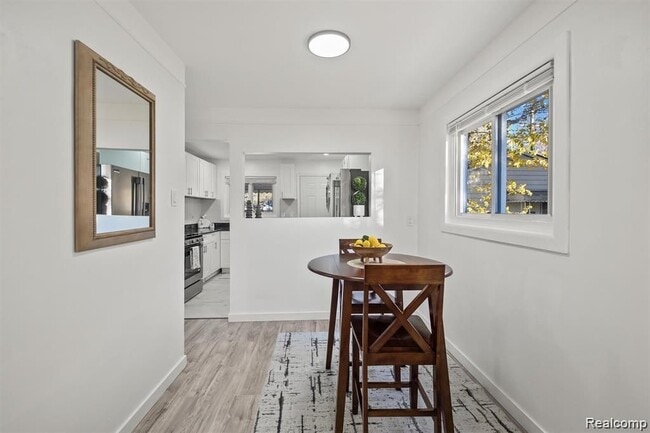 Foto del edificio - 5749 Detroit St