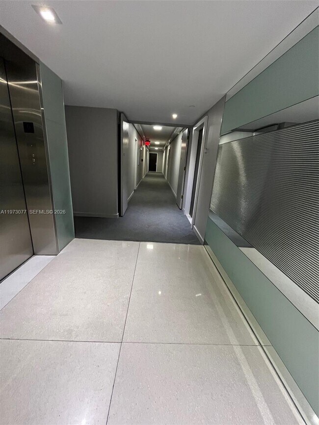 Foto del edificio - 20301 W Country Club Dr