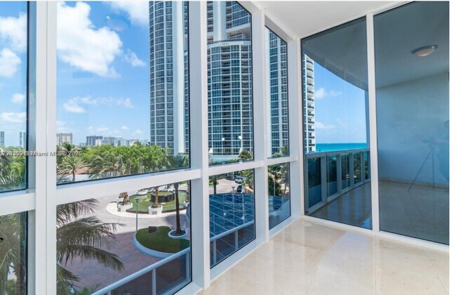 Foto del edificio - 18101 Collins Ave