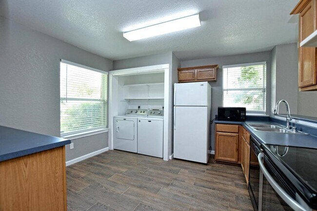 Foto del edificio - 814 Monarch Ave