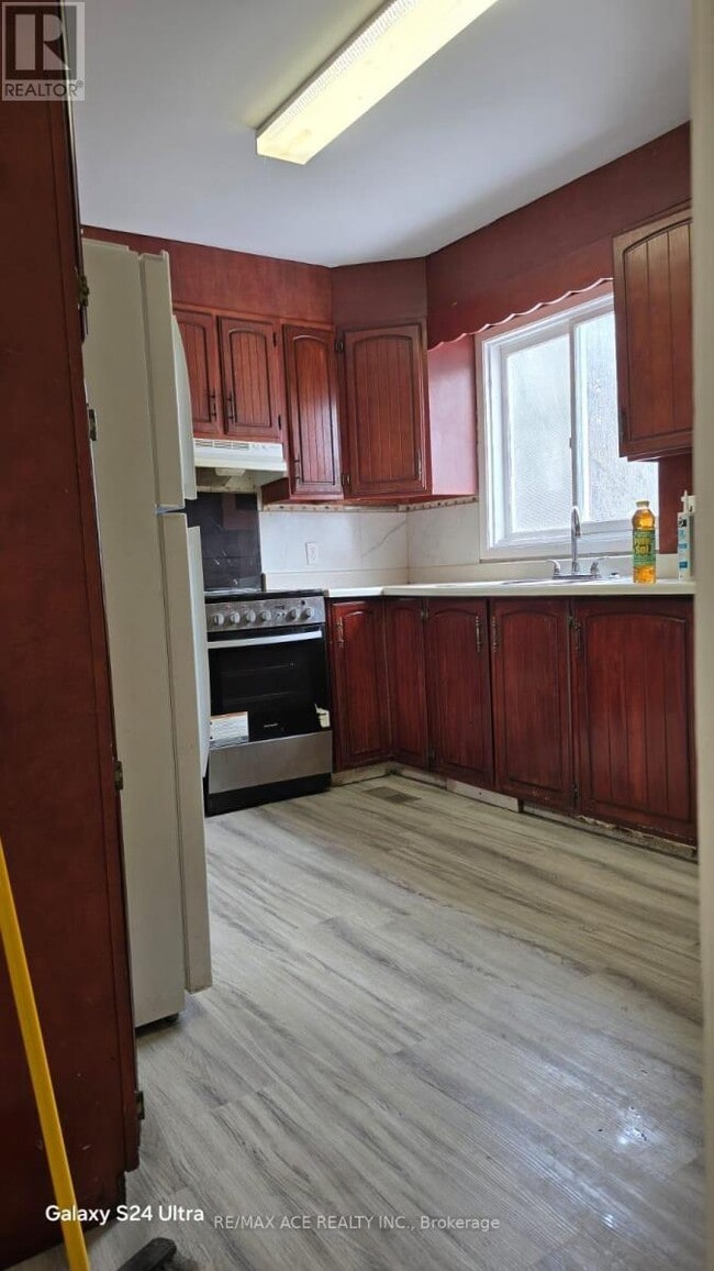 Building Photo - 526 Wellington St E