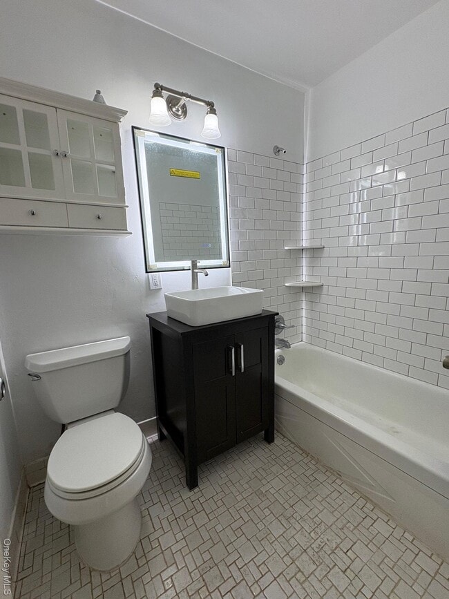 Building Photo - 2103 Barclay Manor