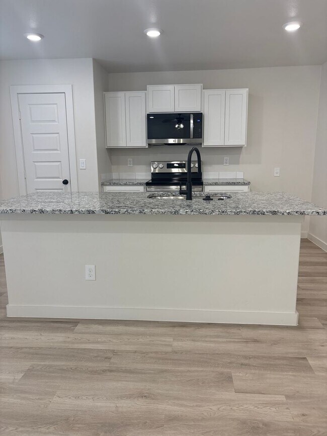 Foto del edificio - Charming New Build in Harvest – Pre-Leasing for June!
