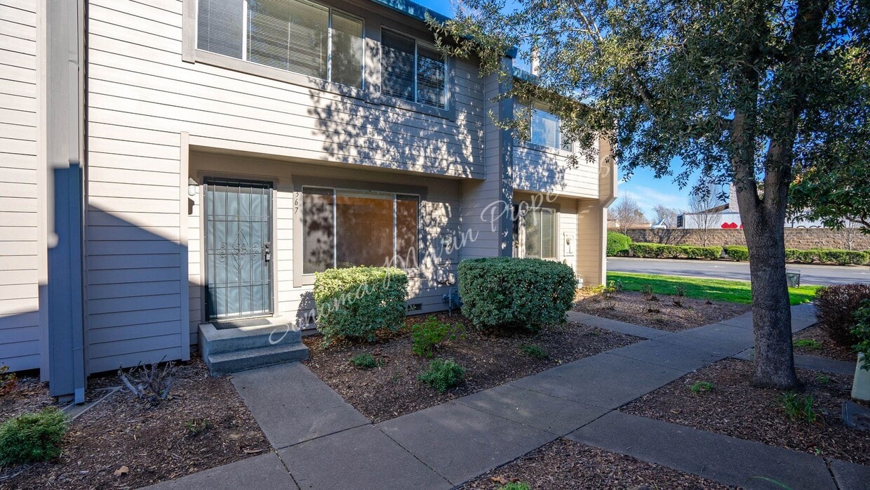 Primary Photo - Lovely 3 Bedroom Townhouse ~ Water Included