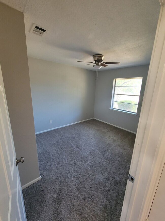 Building Photo - Modern living in Mesquite