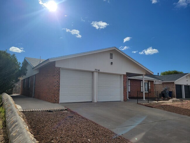 Foto del edificio - 7716 Iroquois Dr