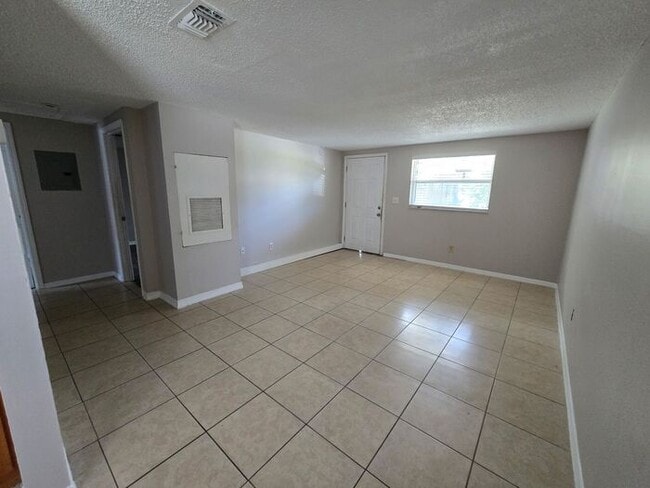 Building Photo - Affordable 2/1 Duplex Available Immediately!! Near I-4!