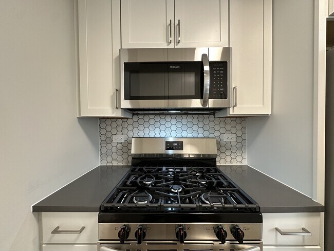 Building Photo - 535 W Aldine Ave