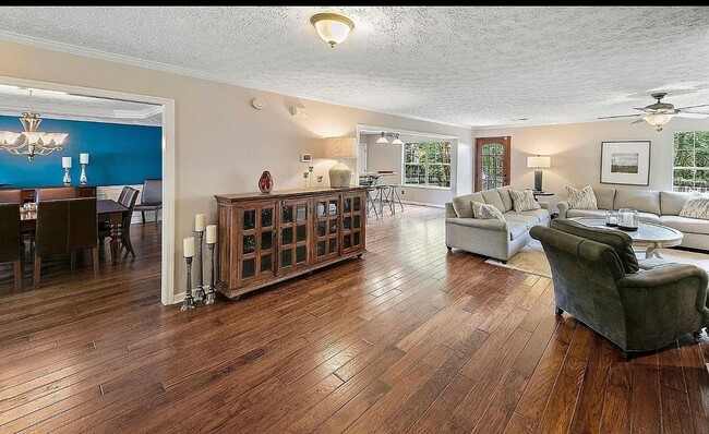 Building Photo - 4 Bedroom Home In Knoxville