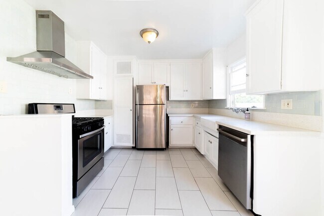 Building Photo - 333 S Gramercy Pl
