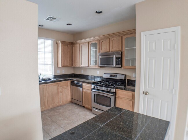 Building Photo - 3 BEDROOM, 3 BATHROOM, 2 CAR GARAGE, COMMUNITY POOL & SPA