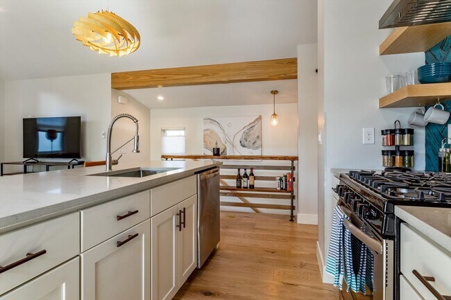 Foto del edificio - One Bedroom furnished ADU/apartment in The Highlands.