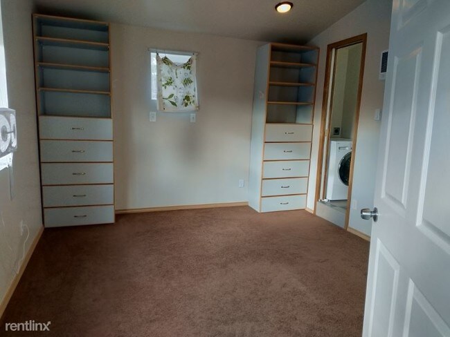 Building Photo - 1 br, 1 bath Apartment - 914 NE Serpentine Pl