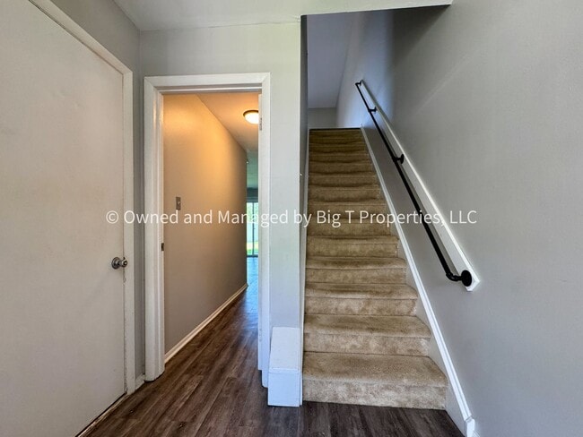 Building Photo - Large 3 Bed 2.5 Bath Completely Townhome i...