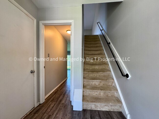 Foto del edificio - Large 3 Bed 2.5 Bath Completely Townhome i...