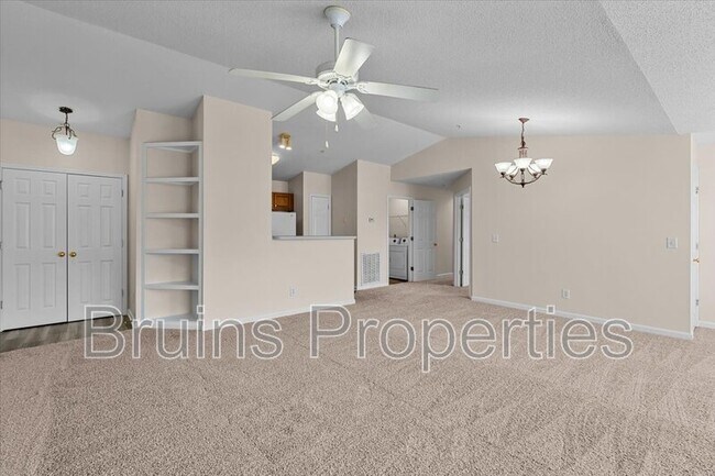 Foto del edificio - 6117 Hedgecock Cir