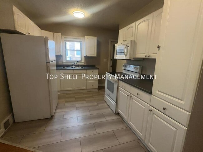 Building Photo - 4812 Lakeview Dr