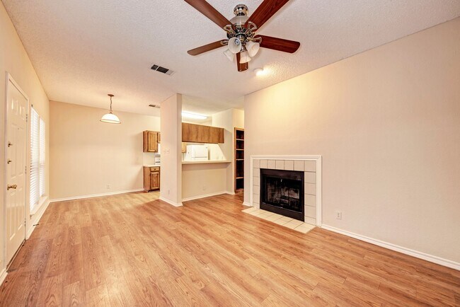 Building Photo - PRELEASE 8/15/2025 2 bed 2 bath