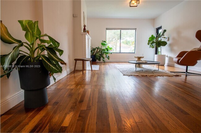 Foto del edificio - 360 NE 87th St