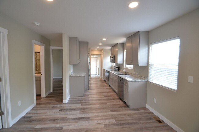 Building Photo - Beautiful 3 Bed 2 Bath with AC!